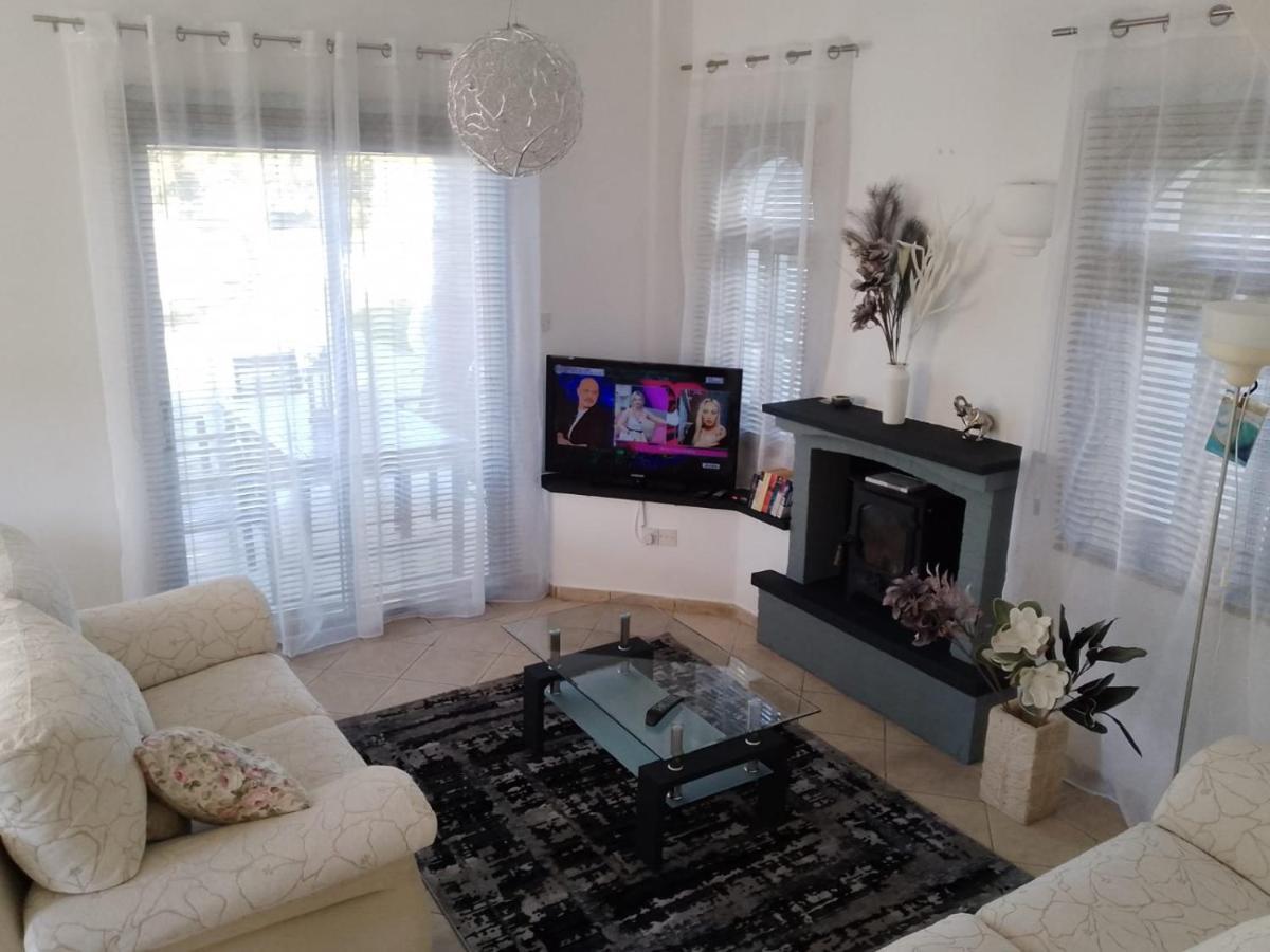Villa Chrysanthemum เนโอโชริโอ ภายนอก รูปภาพ