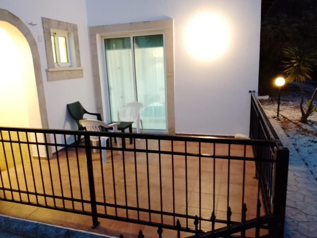 Villa Chrysanthemum เนโอโชริโอ ภายนอก รูปภาพ