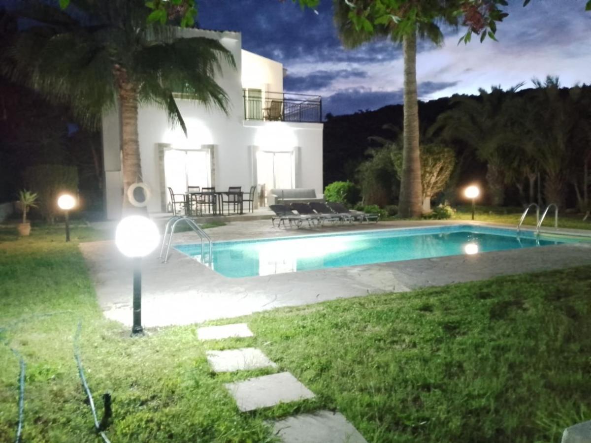 Villa Chrysanthemum เนโอโชริโอ ภายนอก รูปภาพ