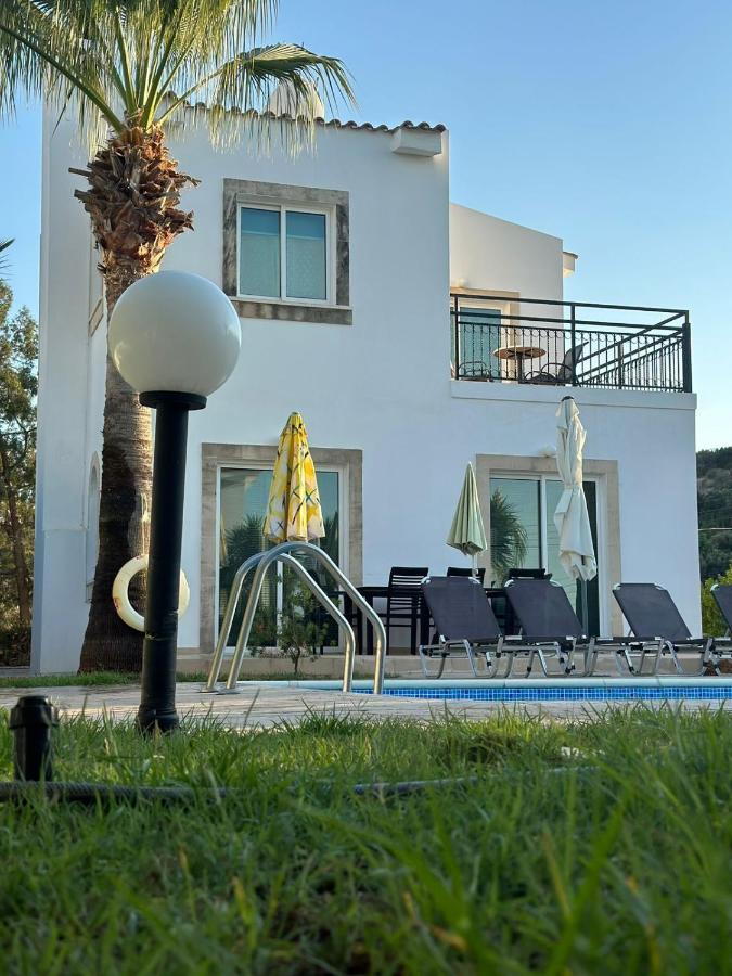 Villa Chrysanthemum เนโอโชริโอ ภายนอก รูปภาพ