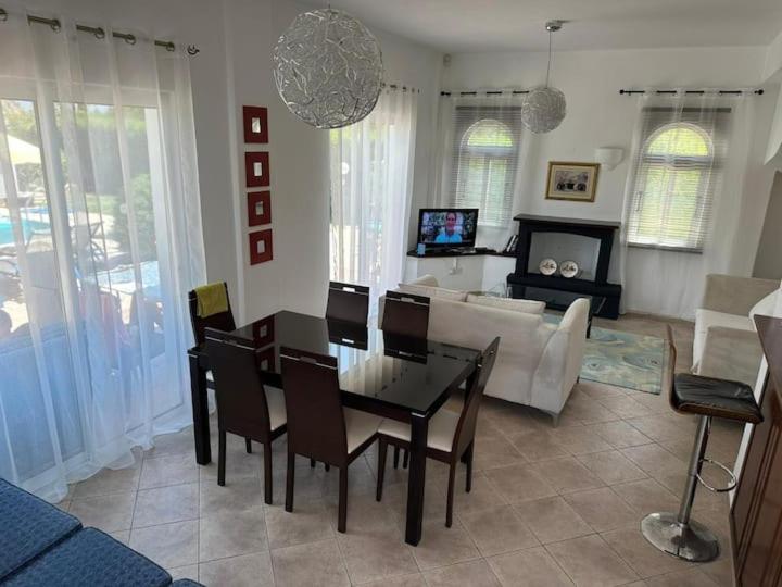 Villa Chrysanthemum เนโอโชริโอ ภายนอก รูปภาพ